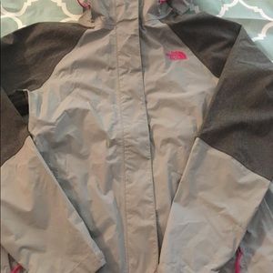Women's NorthFace jacket water resistant!
